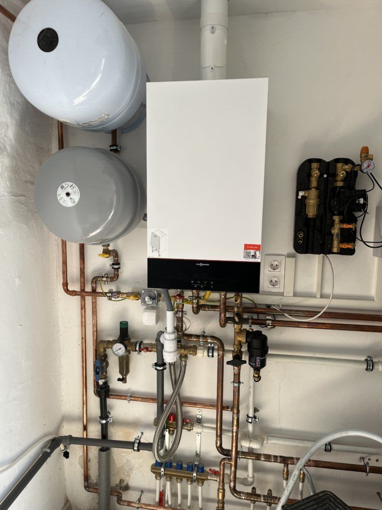 Gázkazán csere és napkollektor telepítés, 2022. Köveskál